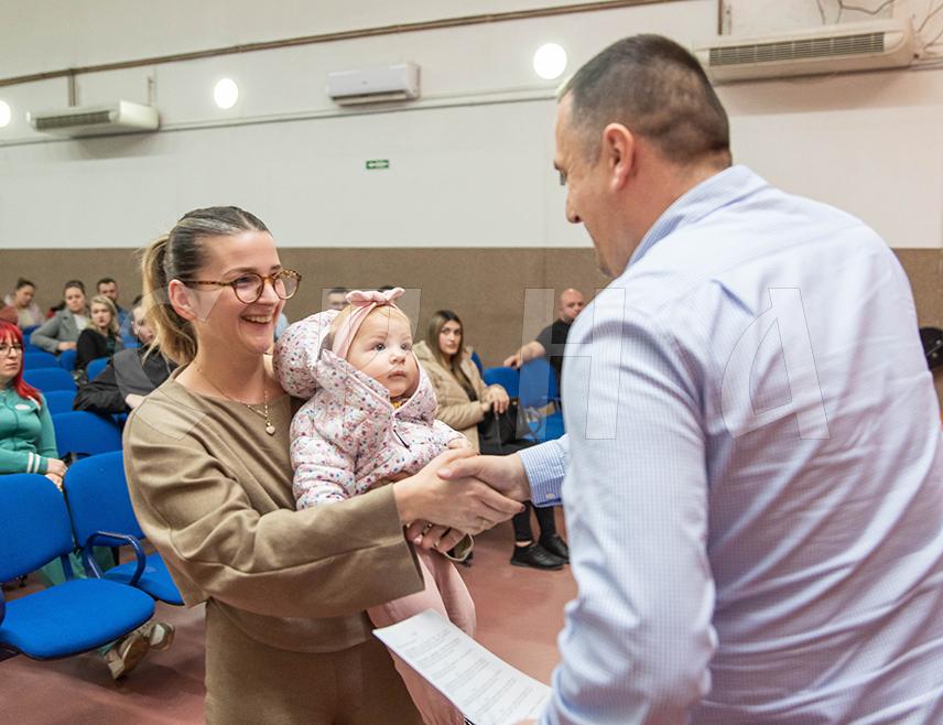 ПРЊАВОР, 26. ФЕБРУАРА /СРНА/ - Град Прњавор данас је потписао уговоре са 284 родитеља за субвенционирање боравка 320 малишана у приватним предшколским установама на подручју локалне заједнице, а појединачни износ субвенције по дјетету износи 100 КМ.