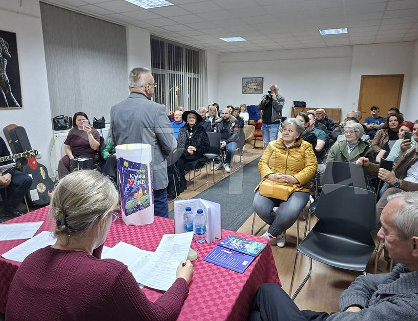 ШАМАЦ, 26. ФЕБРУАРА /СРНА/ - У Шамцу је вечерас промовисана књига "Камен у срцу" аутора Маринка Грубора, збирка са 50 новела која говори о типичним сеоским крајишким старовременским људима, каквих је данас све мање.