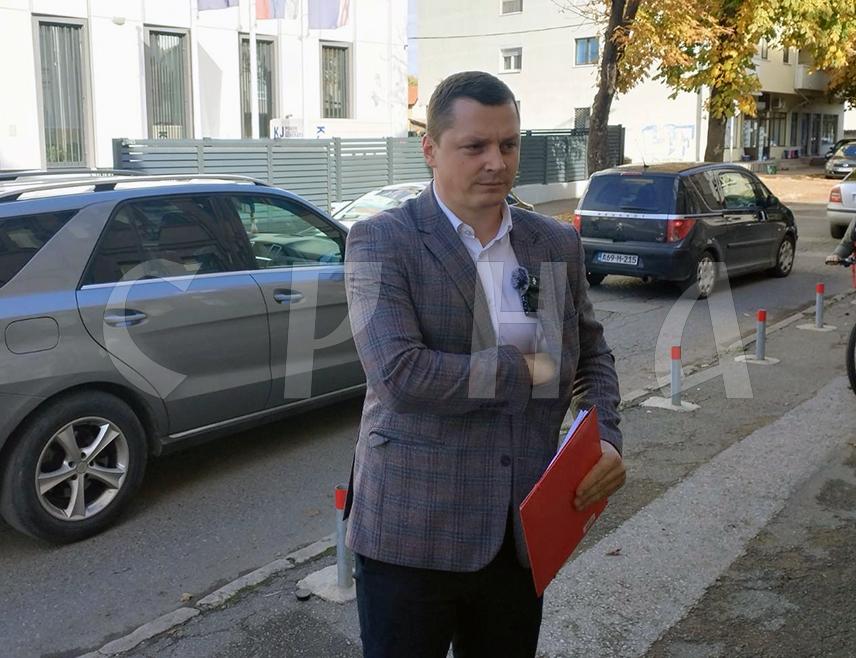 БИЈЕЉИНА, 26. ФЕБРУАРА /СРНА/ - Члан Предсједништва СНСД-а Александар Ђурђевић поручио је да је нормално да се лидер ПДП-а Драшко Станивуковић пријатно осјећа у Сарајеву "пошто се грлио са Шмитом и дочекивао га у Бањалуци, друговао са Бењамином Карић и посветио јој чесму у Бањалуци, остао глув и нијем на недјела њих и њихових пробосанских колега у Сарајеву".