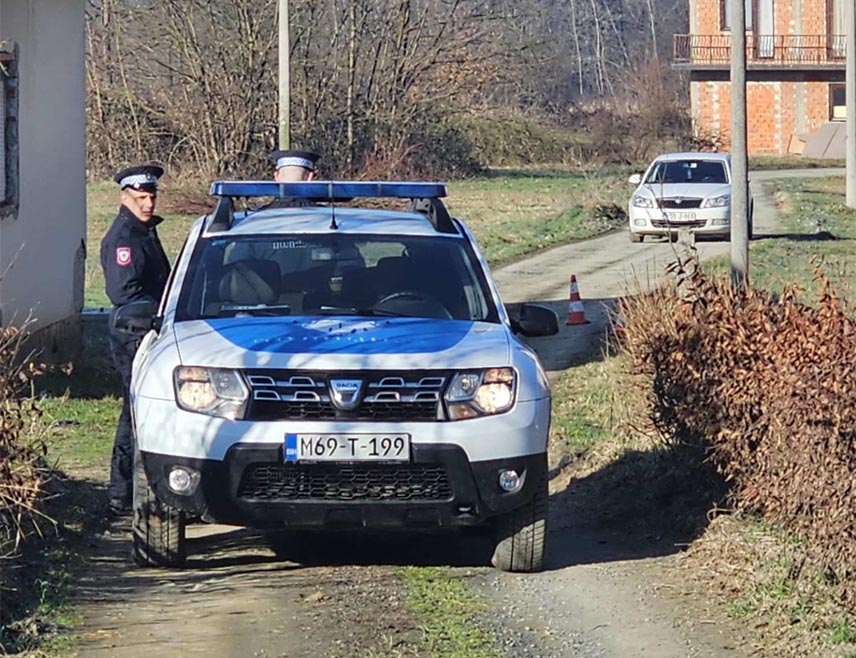 ДОБОЈ, 27. ФЕБРУАРА /СРНА/ - Експлозивна направа активирана је јутрос на подручју Теслића, али није проузроковала људску и материјалну штету, речено је Срни из Полицијске управе Добој.