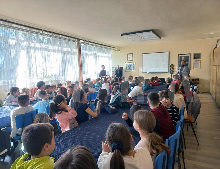 БАЊАЛУКА, 27. ФЕБРУАРА /СРНА/ - Пјешаци су најугроженија категорија учесника у саобраћају и веома је важна едукација ученика прва три разреда основне школе о безбједном понашању у саобраћају, истакао је Горан Бошњак из Агенције за безбједност саобраћаја Републике Српске.