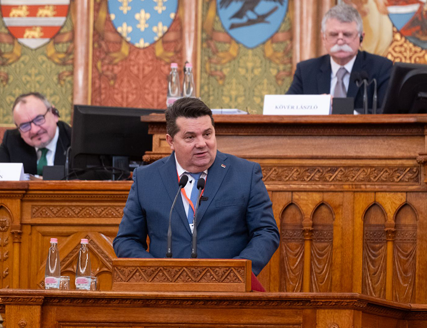 БУДИМПЕШТА, 27. ФЕБРУАРА /СРНА/ - Предсједник Народне скупштине Републике Српске Ненад Стевандић данас је у Будимпешти изјавио да је један од кључних проблема ЕУ њена недосљедност и поручио да Српска подржава европски пут БиХ, али да то не може бити пут уставне ерозије, нити политичке централизације.