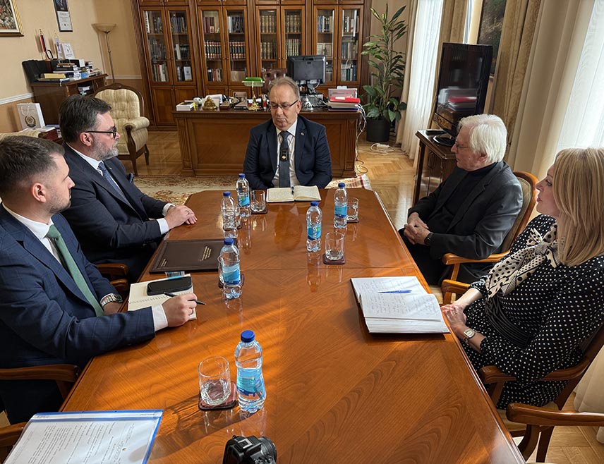 БАЊАЛУКА, 27. ФЕБРУАРА /СРНА/ - Министар спољне трговине и економских односа у Савјету министара Сташа Кошарац изјавио је данас у Бањалуци током посјете Академији наука и умјетности Републике Српске /АНУРС/ да је неопходно чвршће и повезаније дјеловање научног и образовног сектора у домену креирања актуелних политика с циљем укупног друштвеног развоја.