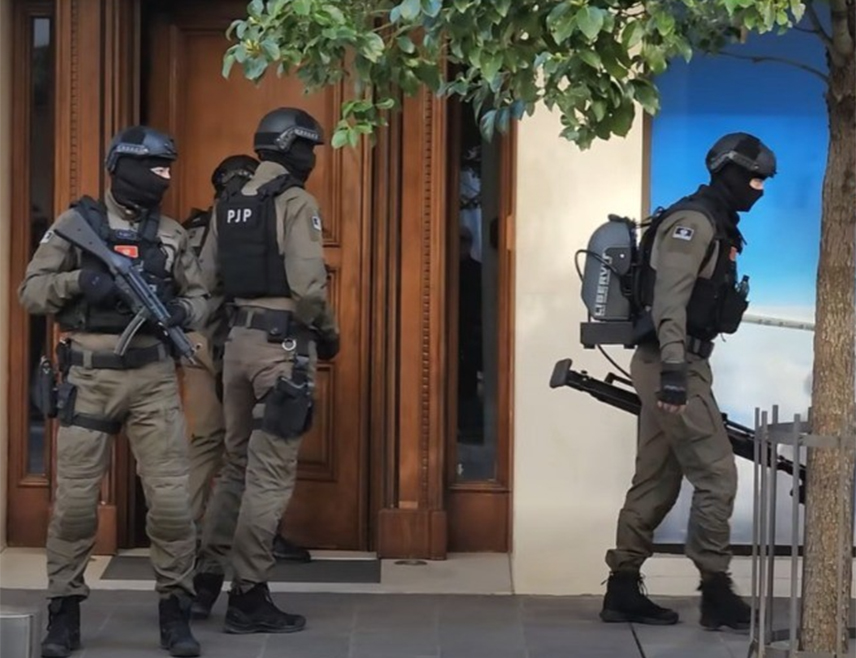 ПОДГОРИЦА, 27. ФЕБРУАРА /СРНА/ - Полиција је опколила зграду у центру Подгорице у којој живи бизнисмен Ацо Ђукановић, брат бившег предсједника и премијера Црне Горе Мила Ђукановића.