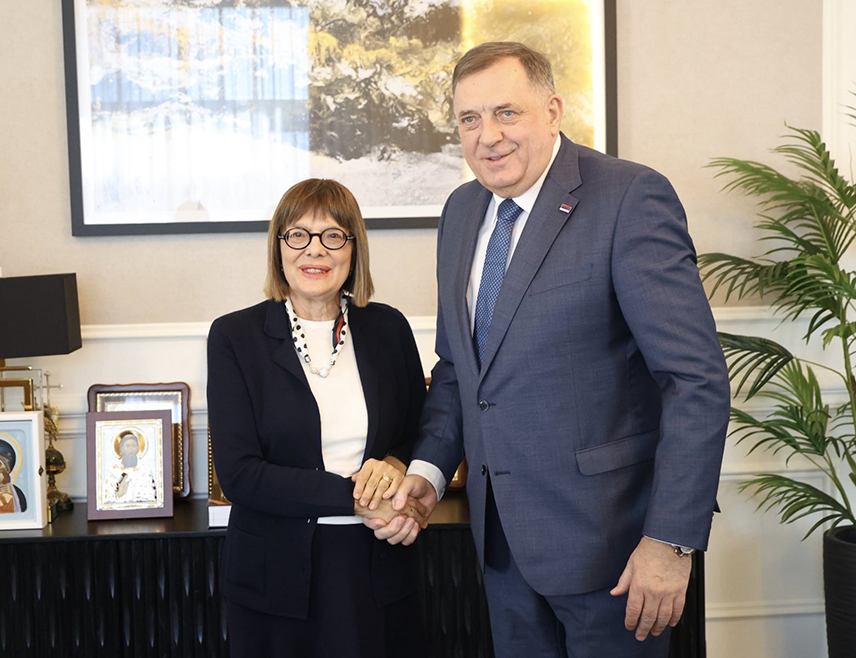 БАЊАЛУКА, 27. ФЕБРУАРА /СРНА/ - Лидер СНСД-а Милорад Додик рекао је да је разговарао са предсједником Покрајинске владе Војводине Мајом Гојковић и истакао да темељ политике остаје јачање српског народа и сарадње Републике Српске и Србије.