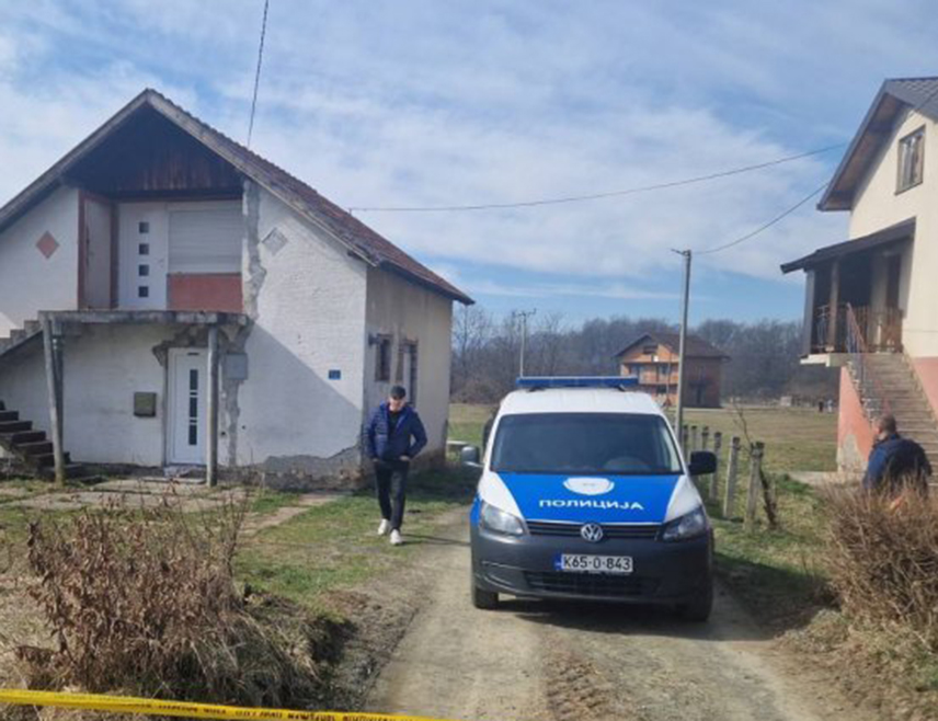 ДОБОЈ, 27. ФЕБРУАРА /СРНА/ - Полиција предузима све неопходне мјере и радње на идентификовању и хапшењу тренутно непознатих лица у вези са јутрошњом експлозијом код напуштене куће у теслићком насељу Бања Врућица, саопштено је из добојске Полицијске управе.