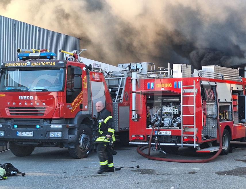 БРЧКО, 27. ФЕБРУАРА /СРНА/ - У насељу Буквик код Брчког избио је пожар огромних размјера који је захватио већи дио тамошње фабрике намјештаја "Ализино" и, према првим информацијама, има повријеђених.