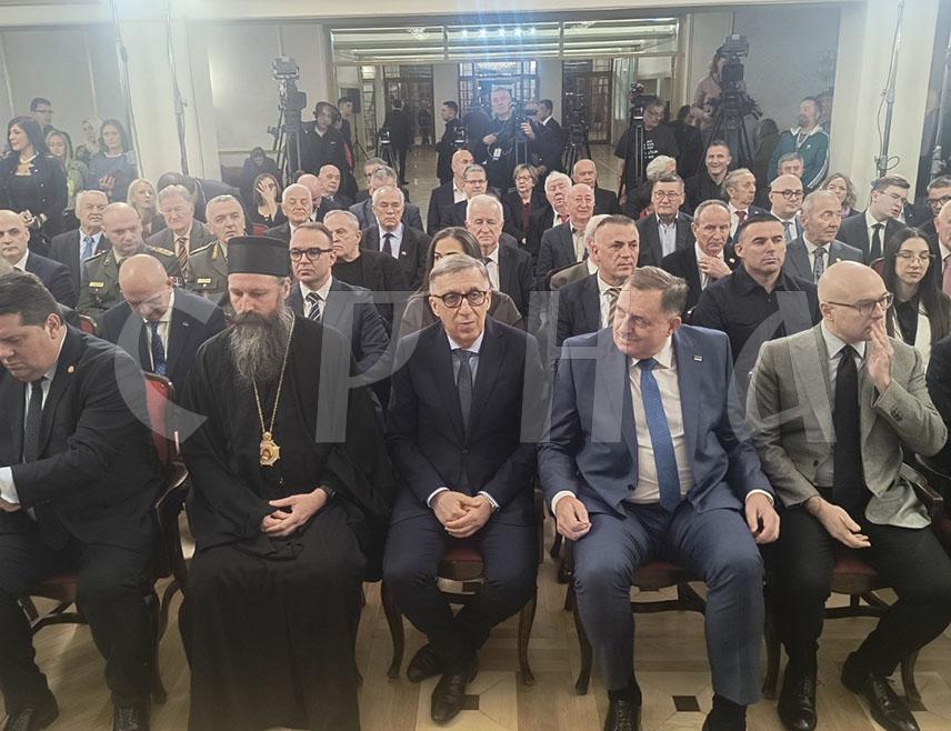 БЕОГРАД, 27. ФЕБРУАРА /СРНА/ - Свечани пријем под слоганом "Живјеће огњиште", у част Дана Републике, 9. јануара, и 34 године од проглашења првог Устава Републике Српске, почео је у Београду, у присуству званичника Републике Српске и Србије.