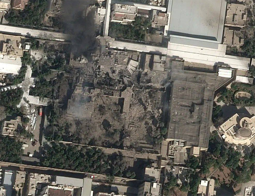 ТЕХЕРАН, 28. ФЕБРУАРА /СРНА/ - Сателитски снимци које је објавио "Њујорк тајмс" приказују уништену резиденцију иранског врховног вође ајатолаха Алија Хаменеија у Техерану након израелског ваздушног напада.