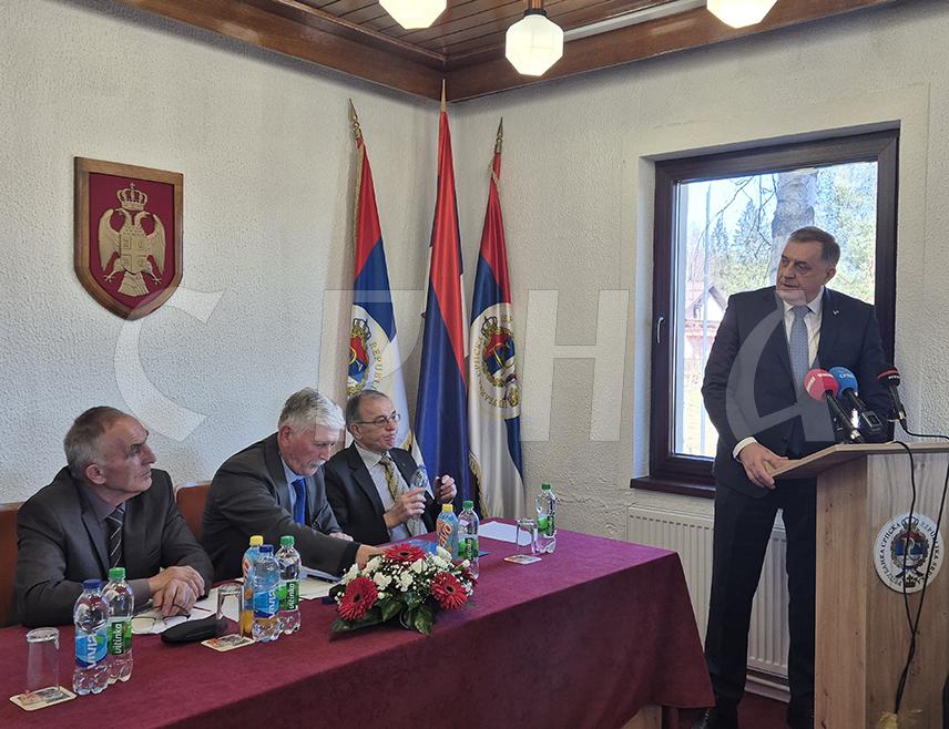 ПАЛЕ, 1. МАРТА /СРНА/ - Предсједник СНСД-а Милорад Додик изјавио је да је Република Српска опстала јер живи као држава, а у овом тренутку су јој потпуно рехабилитована права.