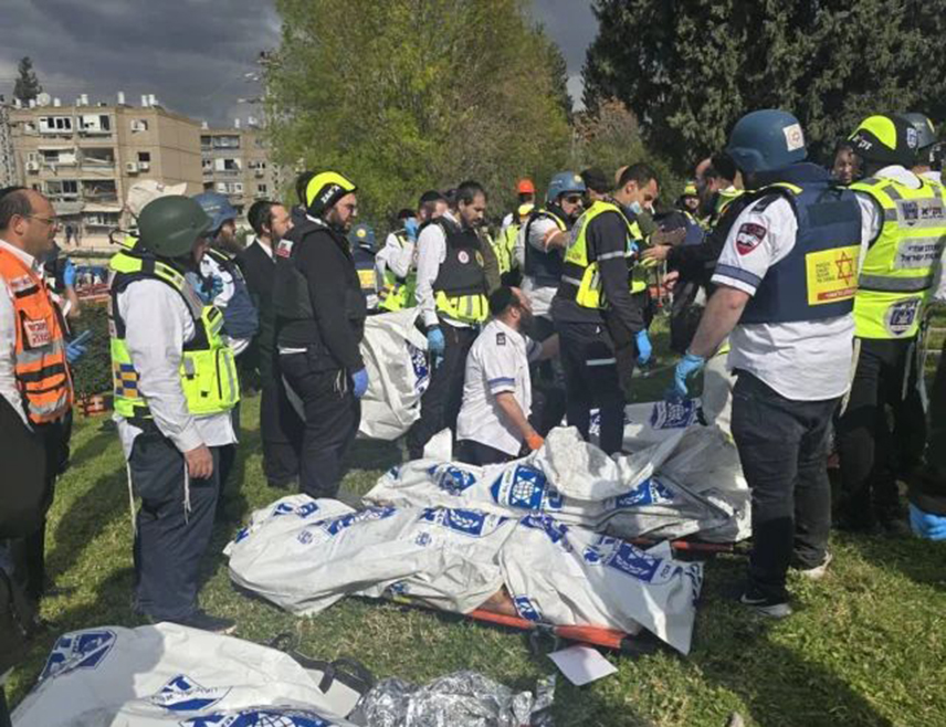 ЈЕРУСАЛИМ, 1. МАРТА /СРНА/ - Четири особе су погинуле, а око 20 људи је повријеђено у удару иранске балистичке ракете у мјесту Беит Шемеш у Израелу, саопштила је Служба хитне помоћи.