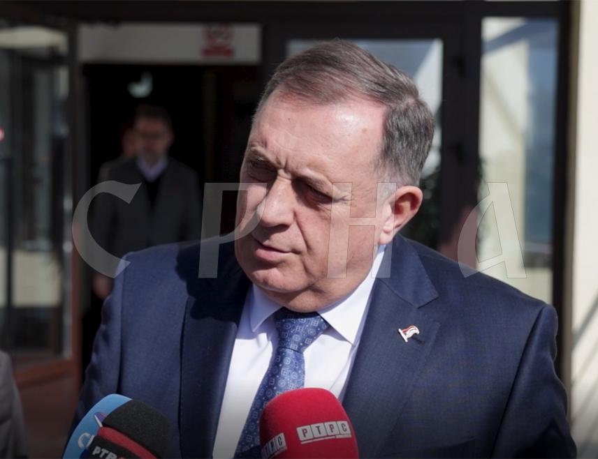 ПАЛЕ, 1. МАРТА  /СРНА/ - Предсједник СНСД-а Милорад Додик рекао је данас на Палама да је први Устав Републике Српске омогућио функционисање Републике и да је увијек и изнова потребно бранити темеље Српске.