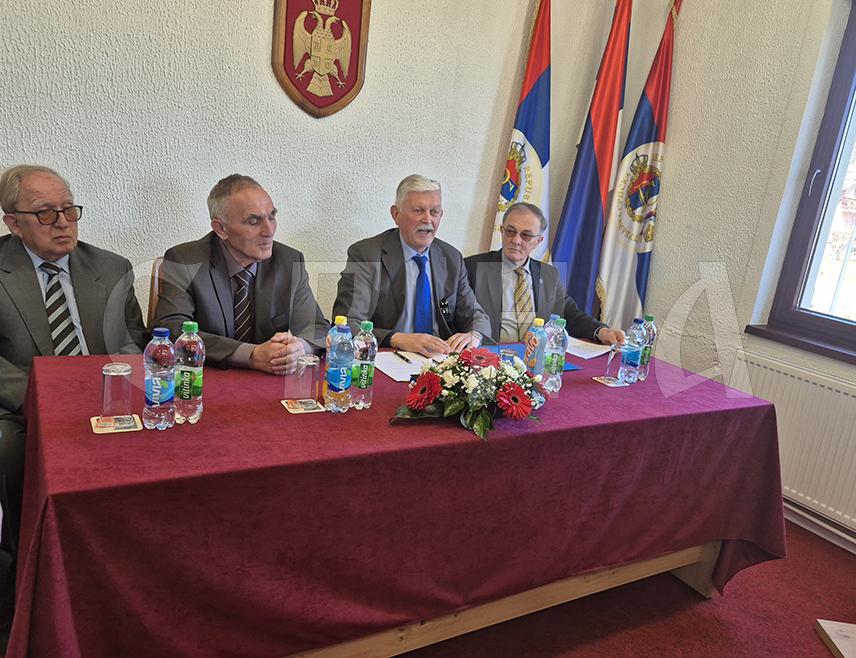 PALE, MARCH 1 /SRNA/ - Returning to the founding Constitution of Republika Srpska should be a political priority, it was concluded today at the Assembly session of the Association "Creators of Republika Srpska", with an appeal for the process to begin by establishing a realistic legal-political platform that will bring together all political forces, both government and opposition.