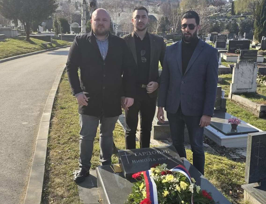 БАЊАЛУКА, 1. МАРТА /СРНА/ - Чланови Форума младих Социјалистичке партије Српске /СПС/ положили су данас вијенац на гроб Николе Гардовића, поручивши да је његово убиство на Башчаршији 1992. године било пуцањ у мир и суживот у БиХ.