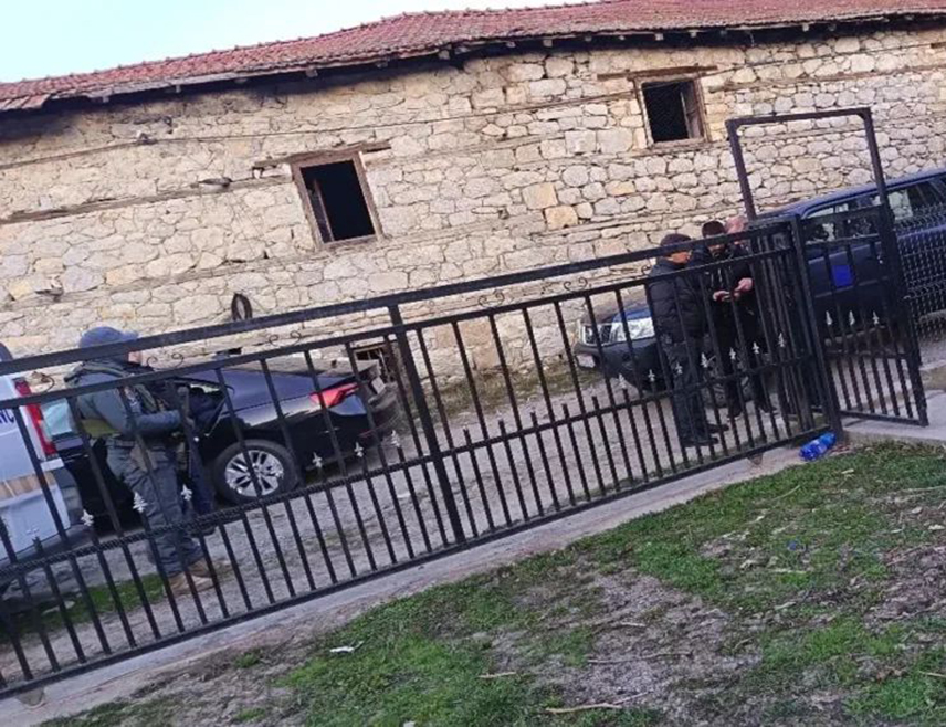 ПРИЗРЕН, 1. МАРТА /СРНА/ - Епархија рашко-призренска изразила је забринутост због јутрошњег хапшења Срба у селу Суво Грло и поручила да овакве акције изазивају узнемиреност међу мјештанима који деценијама живе у условима несигурности и изолованости, те угрожавају опстанак Срба на овом подручју.