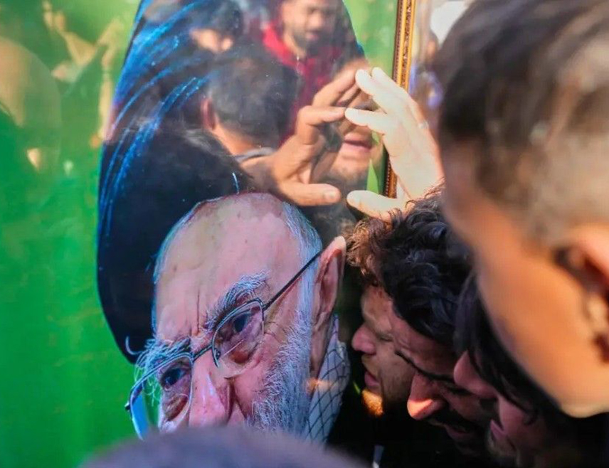 TЕХЕРАН, 2. МАРТА /СРНА/ - Иранци су широм земље изашли су на улице у знак жаљења, али и протеста због убиства врховног вође ајатолаха Алија Хамнеија у америчко-израелским нападима, преносе данас ирански државни медији.