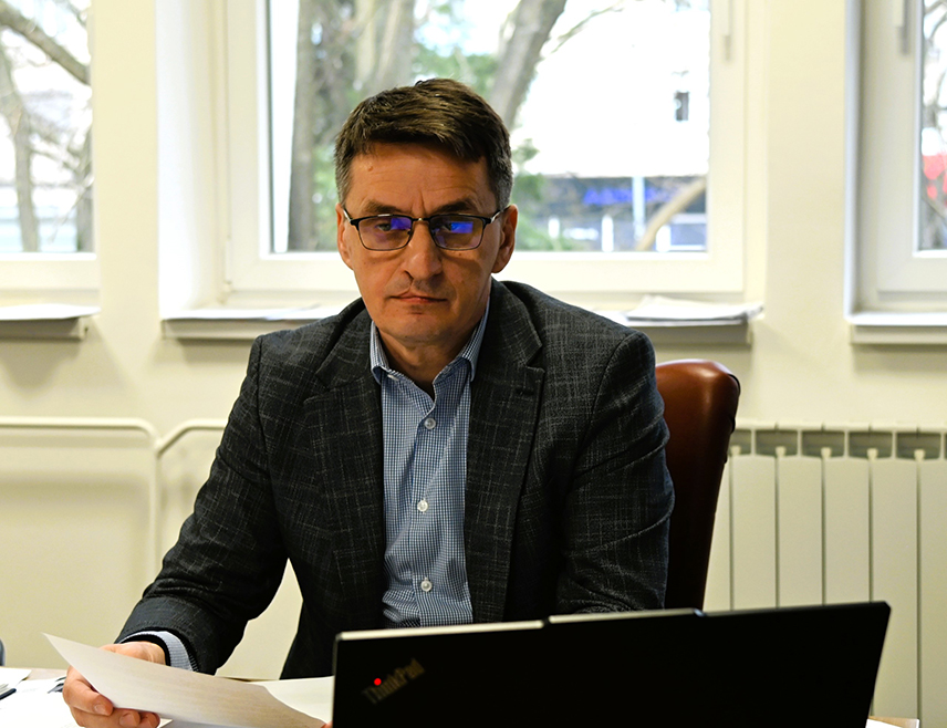 ДOБOJ, 2. МАРТА /СРНА/ - "Жељезнице Републике Српске" /ЖРС/ обуставиле су од данас транспорт жељезне руде на релацији Омарска-Зеница због пословних проблема највећег комитента ове компаније "Нове Љубије" из Приједора са "Новом жељезаром" из Зенице.