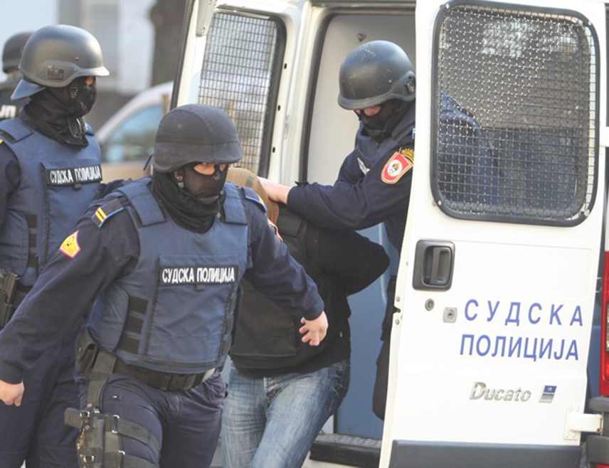 БАЊАЛУКА, 2. МАРТА /СРНА/ - Полицијски службеници Окружног центра Судске полиције Добој преузели су на основу екстрадиције лице чији су иницијали Ј.К, за којим је била расписана међународна потјерница и спровели га у Казнено-поправни завод /КПЗ/ Фоча.