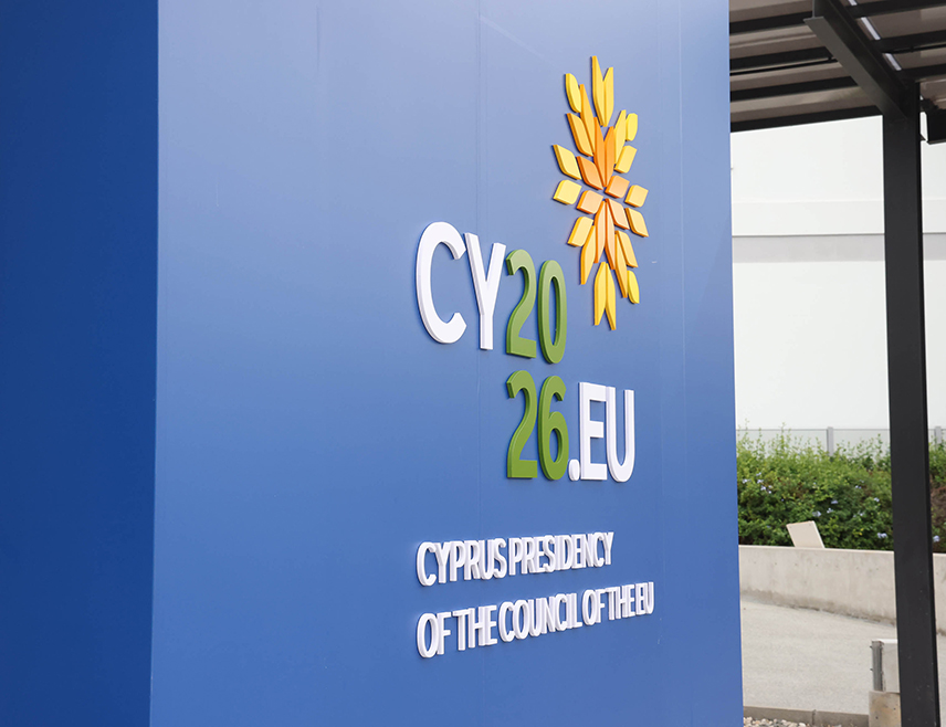 НИКОЗИЈА, 2. МАРТА /СРНА-Ројтерс/ — Састанак министара ЕУ, који је требало да буде одржан данас на Кипру, одгођен је због напада дроном који је током ноћи погодио британску ваздухопловну базу на том острву, рекао је портпарол кипарске Владе Koнстантинос Летимбиотис.