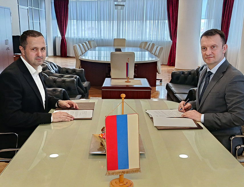 БАЊАЛУКА, 2. МАРТА /СРНА/ - Директор Пореске управе Републике Српске Горан Маричић и предсједник Нотарске коморе Српске Борислав Радић потписали су данас анекс споразума којим је тачно дефинисан међусобни однос и начин приступа нотара додатним подацима из евиденција Пореске управе Српске.