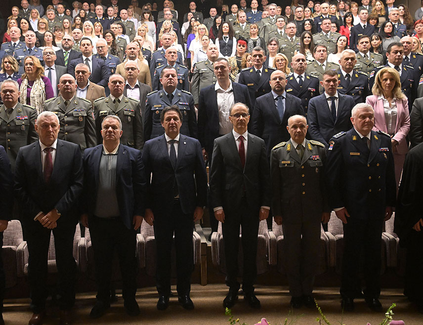 БЕОГРАД, 2. МАРТА /СРНА/ - Војномедицинска академија /ВМА/ у Београду прославила је данас 182 године постојања, а свечаности су присуствовали премијер Србије Ђуро Мацут и министар одбране Братислав Гашић.