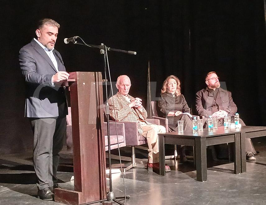 ИСТОЧНО НОВО САРАЈЕВО, 2. МАРТА /СРНА/ - Момо Капор је оставио неизбрисив траг у српској књижевности и култури, био је сарајевски писац и више од тога, прогнан из Сарајева којем се трудио да подари племенити однос према животу, истакнуто је на књижевној вечери којом је у Источном Новом Сарајеву завршена манифестација "Момо Капор: чувар адресе".