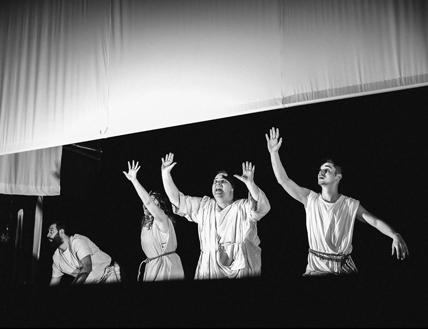 БИЈЕЉИНА, 2. МАРТА /СРНА/ - Бијељинско Градско позориште "Семберија" вечерас је пред препуном салом Центра за културу у Бијељини премијерно одиграло представу "Одисеј - стварање хероја", по мотивима Хомеровог епа.