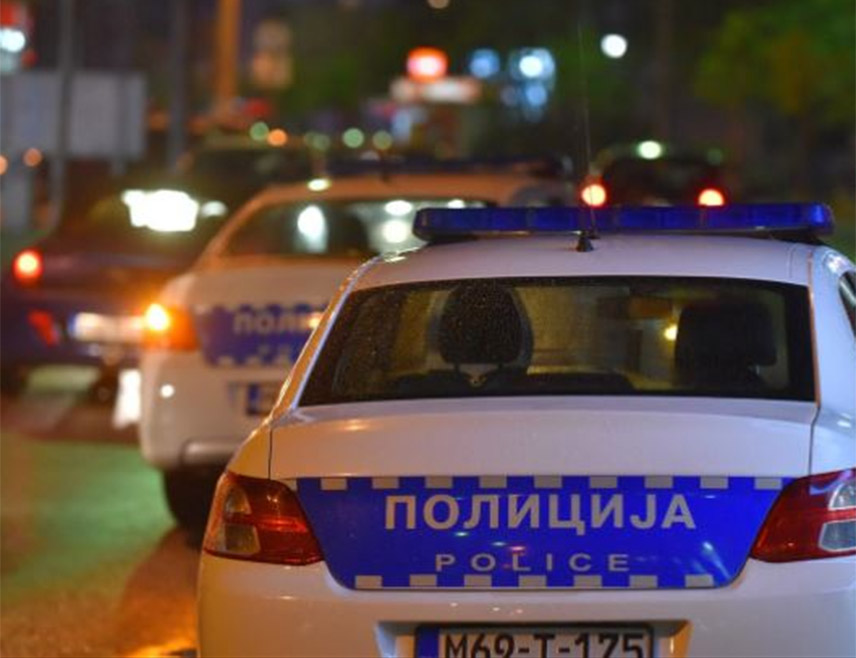 ЗВОРНИК, 2. МАРТА /СРНА/ - Пјешак С. С. из Шековића погинуо је вечерас када га је ударио аутомобил у Каракају, на магистралном путу Зворник-Тузла, саопштено је из Полицијске управе Зворник.