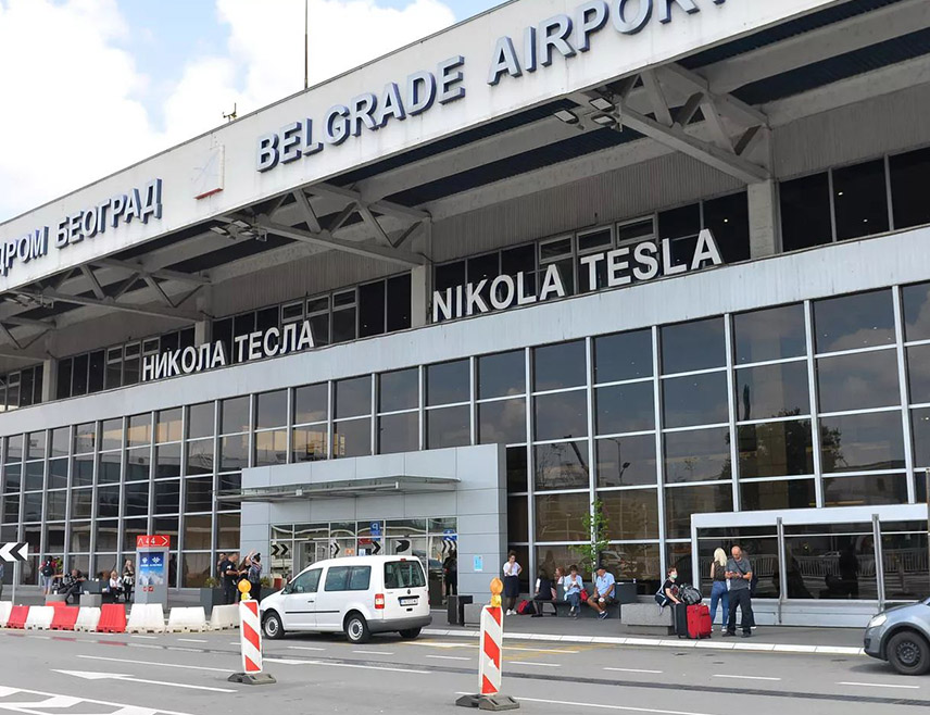 БЕОГРАД, 3. МАРТА /СРНА/ - Авион "Флај Дубаија" из Уједињених Арапских Емирата са 200 држављана Србије слетио је јутрос у Београд.