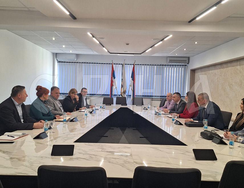 ГРАДИШКА, 3. МАРТА /СРНА/ - Влада Републике Српске уложила је значајна средства у развој пољопривреде на подручју Градишке, а један од најзначајних пројеката је додјела земљишта у закуп пољопривредним газдинствима, речено је на састанку министра пољопривреде, шумарства и водопривреде Српске Анђелке Кузмић и градоначелника Градишке Зорана Аџића.