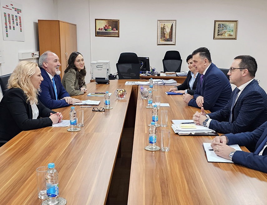 БАЊАЛУКА, 3. МАРTА /СРНА/ - Управа за индиректно опорезивање /УИО/ БиХ спремна је да приступи реализацији свих оперативних активности одмах по усвајању потребних аката када је ријеч о отварању новог граничног прелаза код Градишке, изјавио је данас директор Управе Зоран Tегелтија током састанка са амбасадором Швајцарске у БиХ Габријелом Деригетијем.