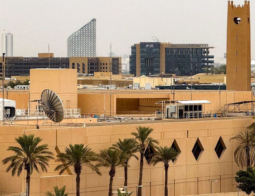 РИЈАД, 3. МАРТА /СРНА/ - Кров Амбасаде САД у Ријаду урушио се након напада дроновима, јавио је лист "Вашингтон пост", позивајући се на упозорења послата радницима Стејт департмента.