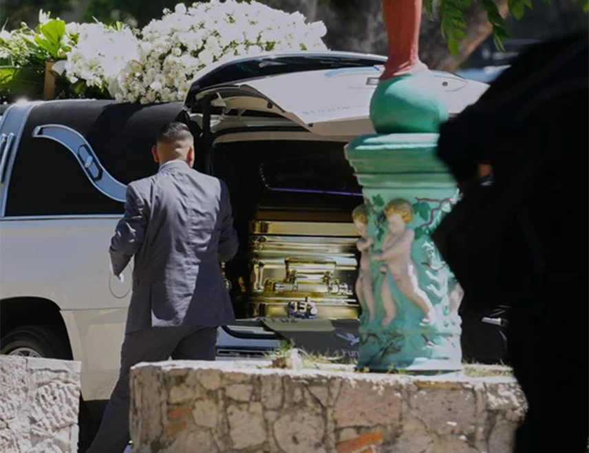 МЕКСИКО СИТИ, 3. МАРТА /СРНА/ - Злогласни мексички нарко-бос Немесио Осегера Сервантес, познат и као "Ел Менчо", сахрањен је у златном ковчегу у близини Гвадалахаре.