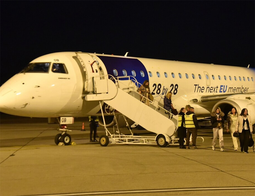 ПОДГОРИЦА, 3. МАРТА /СРНА/ - На подгорички аеродром вечерас је слетио први авион са нешто више од 70 црногорских држављана који су туристички боравили у Египту и Јордану.