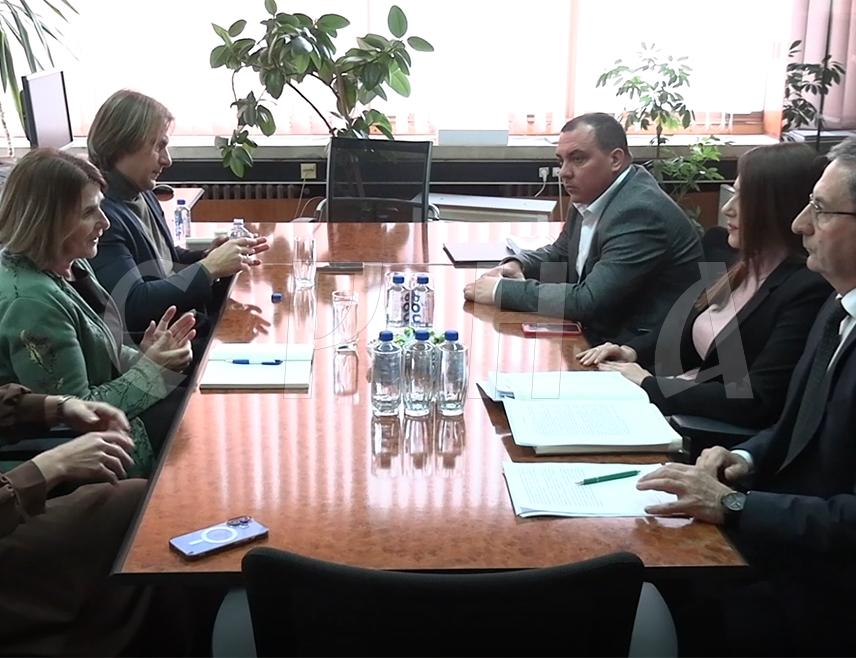 ИСТОЧНО САРАЈЕВО, 4. МАРТА /СРНА/ – Министар пољопривреде, шумарства и водопривреде Републике Српске Анђелка Кузмић разговарала је данас са руководством Пољопривредног факултета Универзитета у Источном Сарајеву о раду и даљем развоју Центра за сјеменску и расадничку производњу.