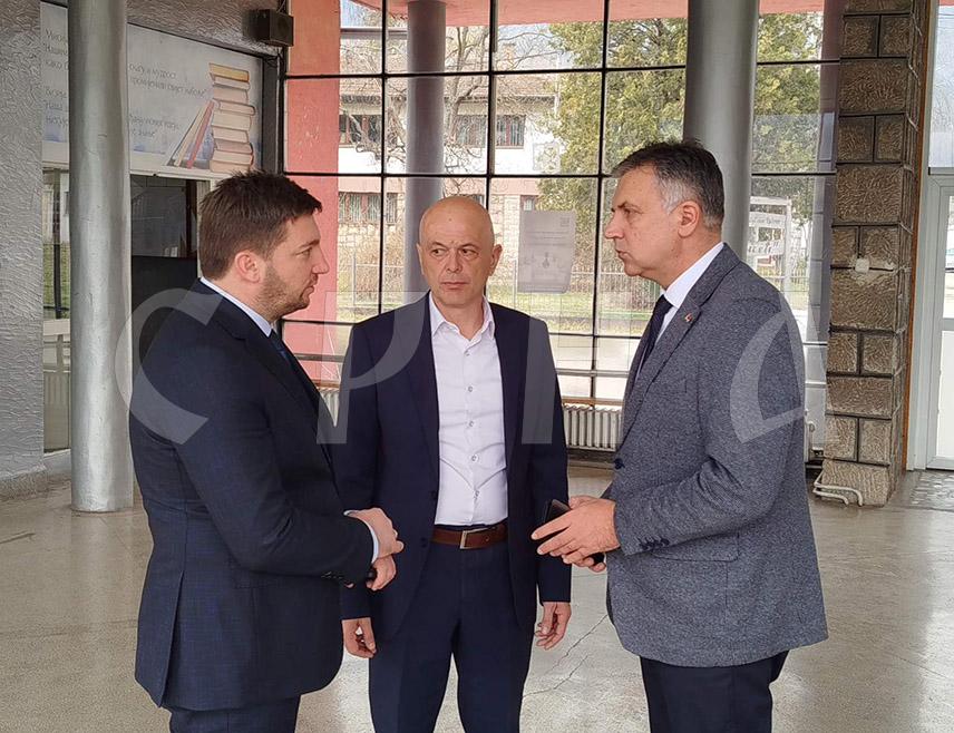 РОГАТИЦА, 4. МАРТА /СРНА/ – Министар просвјете и културе Републике Српске Боривоје Голубовић најавио је данас у Рогатици да ће ресорно министарство обезбиједити 79.000 КМ за санацију школа у овој општини.