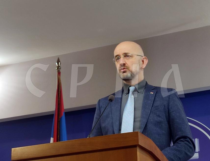 БАЊАЛУКА, 4. МАРТА /СРНА/ - Клуб посланика СНСД-а у Народној скупштини Републике Српске упутиће данас у процедуру приједлог резолуције о осуди и забрани промовисања и величања идеологије и симбола Независне Државе Хрватске /НДХ/ и других усташких, нацистичких и фашистичких идеологија и симбола, изјавио је шеф овог клуба Срђан Мазалица.