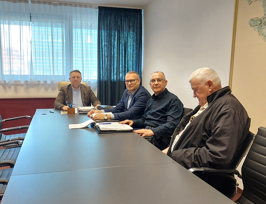 БАЊАЛУКА, 4. МАРТА /СРНА/ - Српски повратници у Федерацију БиХ /ФБиХ/ и Хрватску и даље ће добијати сву неопходну помоћ и подршку како би вратили своја права и тако опстали у мјестима пријератног боравка, закључено је на данашњем састанку у Бањалуци представника Секретаријата за расељена лица и миграције и избјегличких удружења.