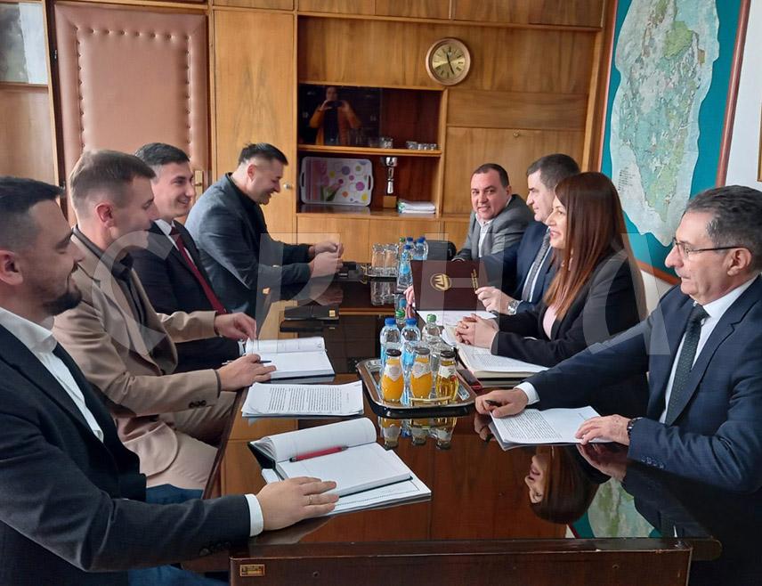 ПАЛЕ, 4. МАРТА /СРНА/ - Mинистар пољопривреде, шумарства и водопривреде Републике Српске Анђелка Кузмић истакла је да је Шумско газдинство "Јахорина" на Палама међу најбољим шумским газдинствима у Републици Српској и имаће велику подршку Министарства.