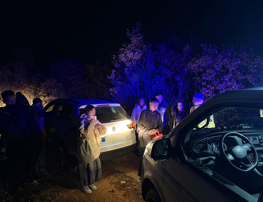 САРАЈЕВО, 4. МАРТА /СРНА/ – Припадници Граничне полиције БиХ у граничном појасу на подручју Посушја спријечили су кријумчарење девет страних држављана, за шта је осумњичено лице чији су иницијали Т.Ђ.