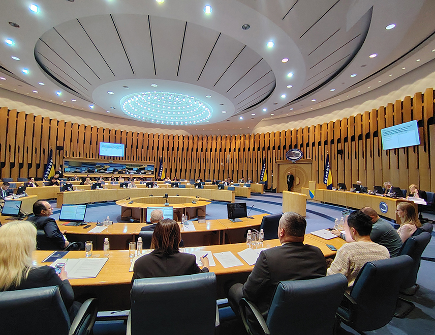 САРАЈЕВО, 6. МАРТА /СРНА/ - Сједница Дома народа Парламентарне скупштине, која је започета у јануару, биће настављена данас, а на дневном реду је шест закона који носе ознаку усклађености са законодавством ЕУ.