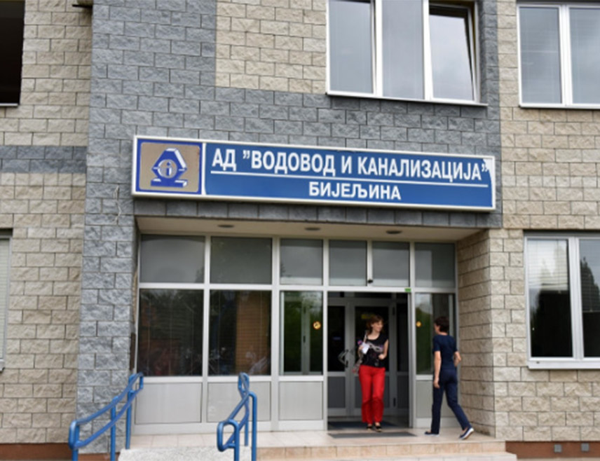 БИЈЕЉИНА, 4. МАРТА /СРНА/ - Директор "Водовода и канализације" у Бијељини Владимир Љубојевић треба да поднесе оставку умјесто што покушава да кривицу за стање у том предузећу пребаци на Скупштину града и удари на џеп грађана, саопштено је данас из Градског одбора СНСД-а Бијељина.