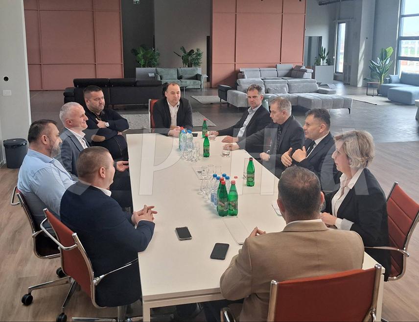 ЛАКТАШИ, 4. МАРТ /СРНА/ - Министар привреде и предузетништва Републике Српске Раденко Бубић најавио је наставак додјеле подстицаја привредним субјектима, те истакао како је компанија ГМП у Александровцу код Лакташа прави примјер да млади препознају како је успјех могућ.