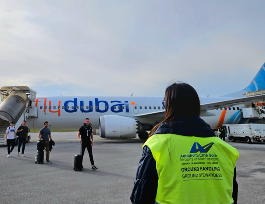 ПОДГОРИЦА, 4. МАРТА /СРНА/ - Авион из Дубаија са 138 држављана Црне Горе, БиХ, Србије и других земаља слетио је данас на аеродром у Тивту, саопштило је Министарство иностраних послова Црне Горе.