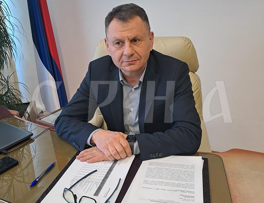 ЛАКТАШИ, 4. МАРТА /СРНА/ - Министар привреде и предузетништва Републике Српске Раденко Бубић изјавио је да Влада Српске подржава привремене мјере када ријеч о увозу челика у БиХ, како би се заштитила домаћа производња, али да је одлука о томе на Савјету министара.