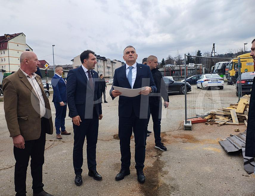 СОКОЛАЦ, 4. МАРТА /СРНА/ - Премијер Републике Српске Саво Минић изјавио је данас да ће Влада издвојити најмање 40 одсто средстава за изградњу мини-сиране у оквиру "Романијске куће" на Сокоцу која је тренутно у изградњи.