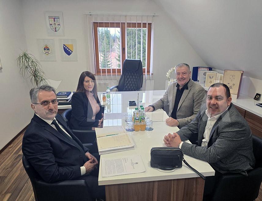 ИСТОЧНИ СТАРИ ГРАД, 4. МАРТА /СРНА/ - Развојни инфраструктурни пројекти и унапређење сарадње са Владом Републике Српске, биле су главне теме састанка министра пољопривреде, шумарства и водопривреде Анђелке Кузмић и начелника општине Источни Стари Град Боје Гашановића.