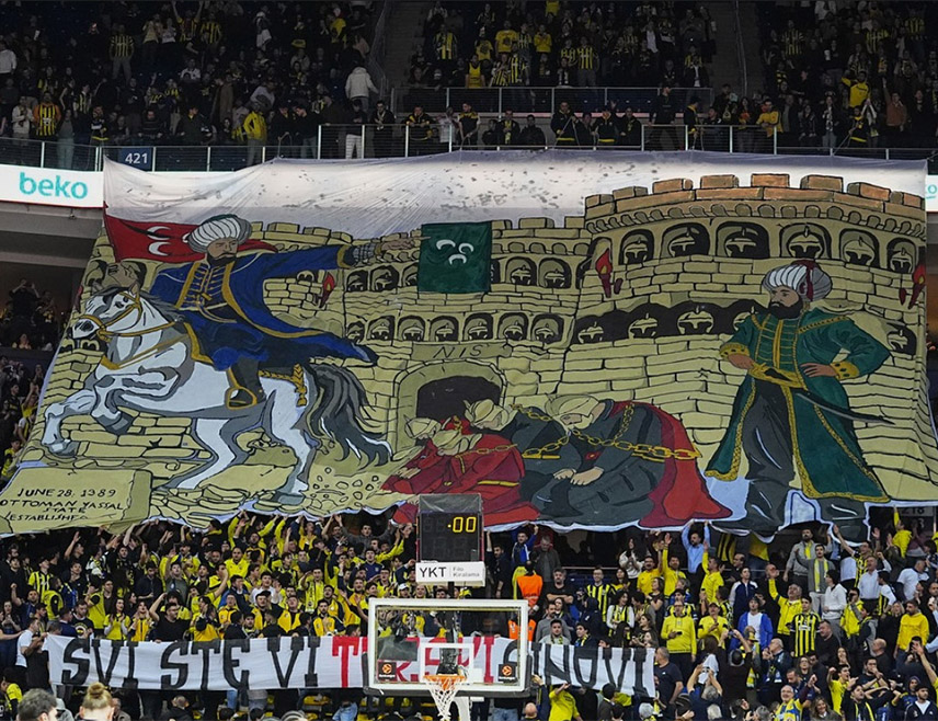 БАРСЕЛОНА, 4. МАРТА /СРНА/ - Евролига је казнила турски "Фенербахче" са 12.000 евра због транспарента навијача на утакмици са београдским "Партизаном", који је био увредљив за Србе.