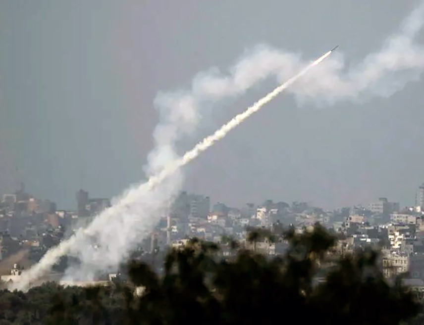 БЕЈРУТ, 5. МАРТА /СРНА/ - Либански Хезболах саопштио је да је лансирао десетине пројектила ка израелским насељима у Горњој Галилеји.