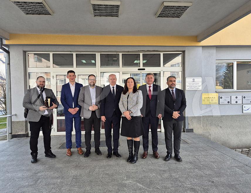 ПАЛЕ, 5. МАРТА /СРНА/ - Министар за научнотехнолошки развој и високо образовање Републике Српске Драга Мастиловић изјавио је данас на Палама да је Филозофски факултет једна од најзначајнијих организационих јединица Универзитета у Источном Сарајеву, те да ова установа има важну улогу у очувању националних дисциплина и идентитета српског народа.